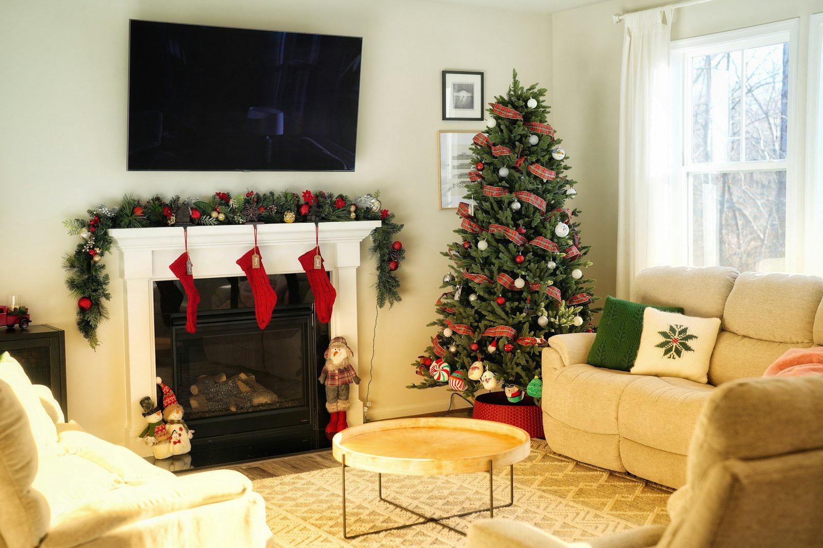 Amazon Christmas decor finds: a cozy living room with a garland mantel and a decorated tree