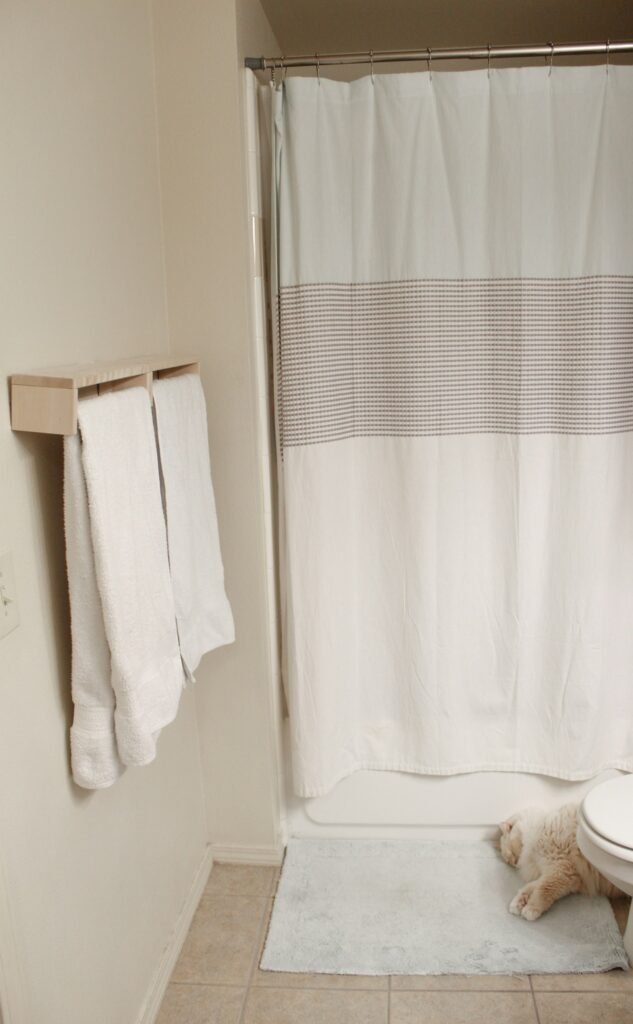 Best bath mats in a hotel-style bathroom with white towels and a shower curtain