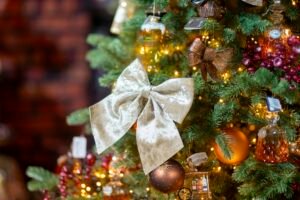 Best Christmas Tree Ribbon (2026): 8 Wired Picks in Velvet, Plaid and Glitter