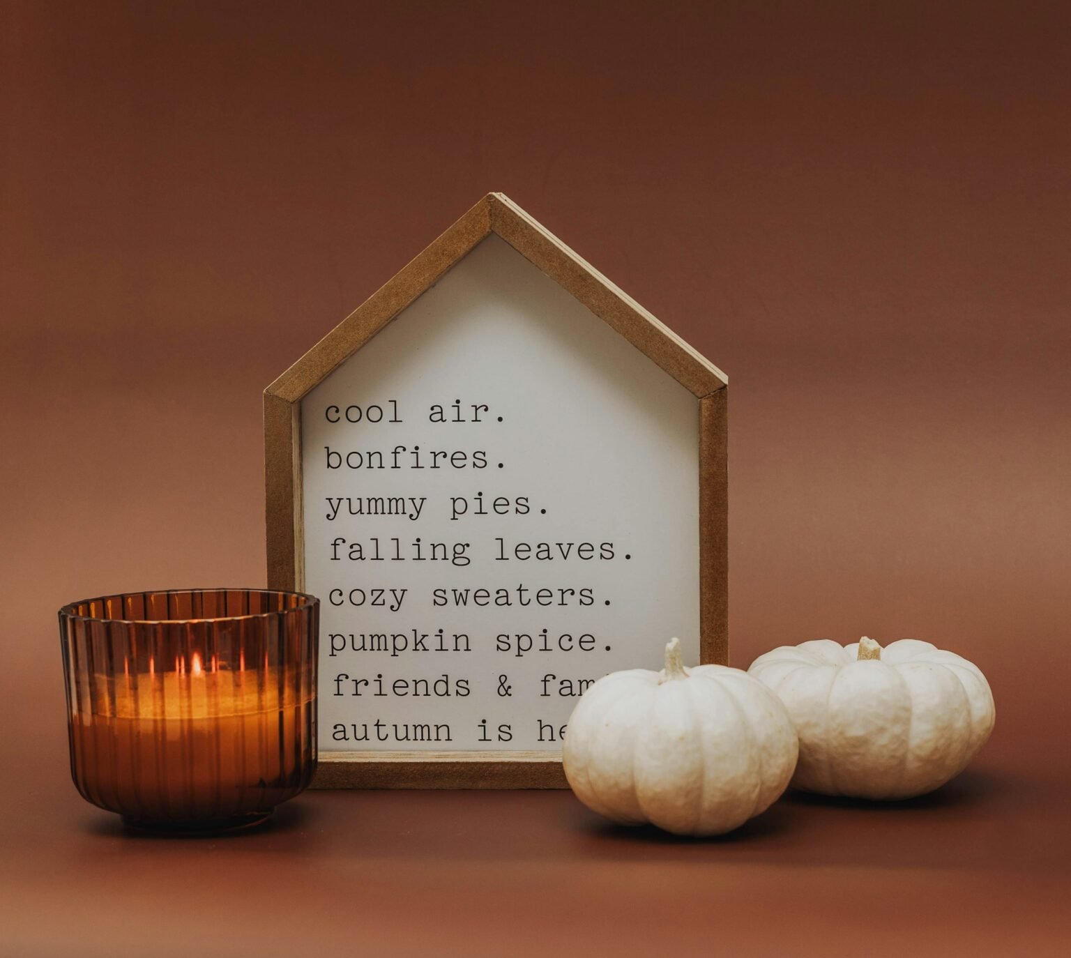 Best fall garland: autumn leaves and pumpkins on a mantel