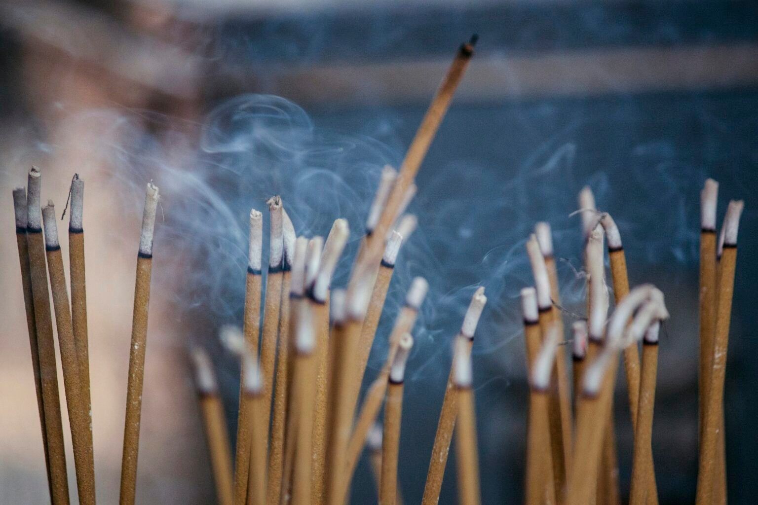 How to burn incense sticks: a bundle of natural incense sticks with a thin trail of smoke