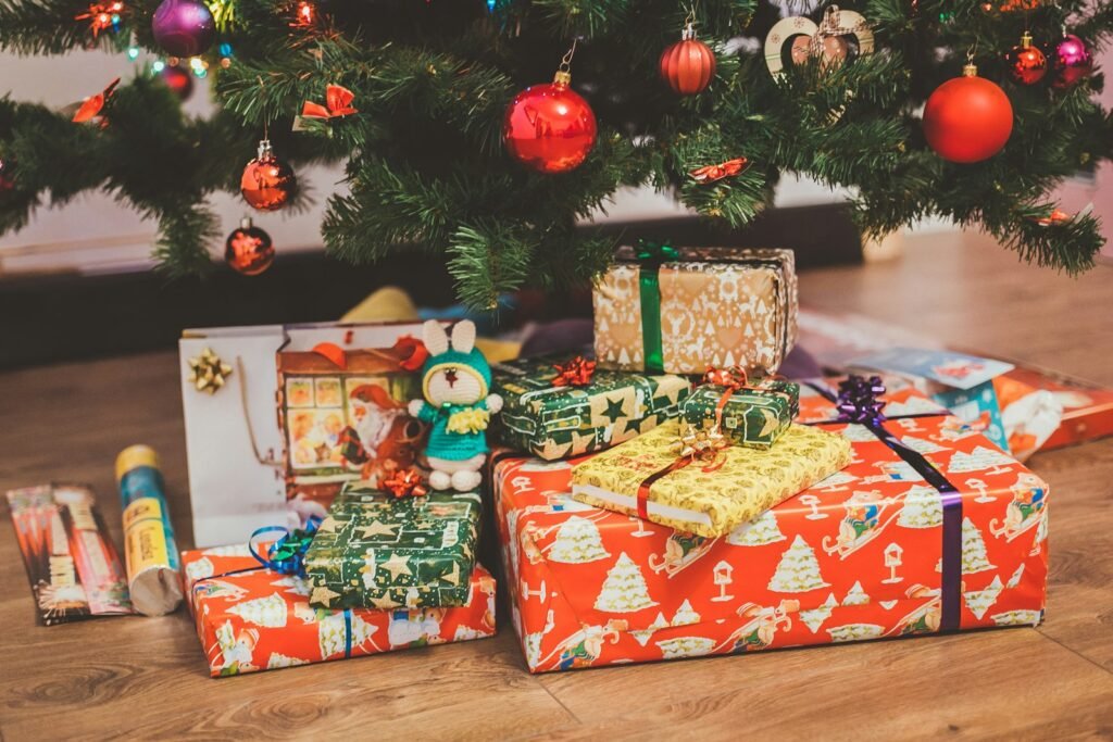 How much to spend on Christmas gifts: wrapped presents in red and green paper under a decorated Christmas tree