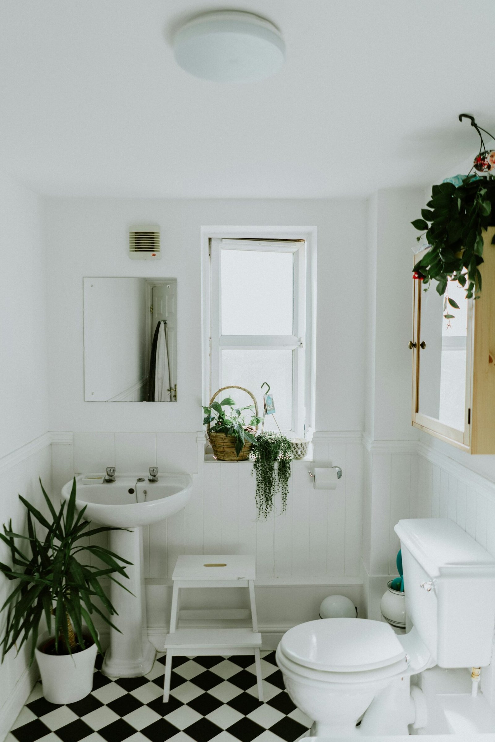 Small bathroom remodel cost: a white bathroom with pedestal sink and toilet