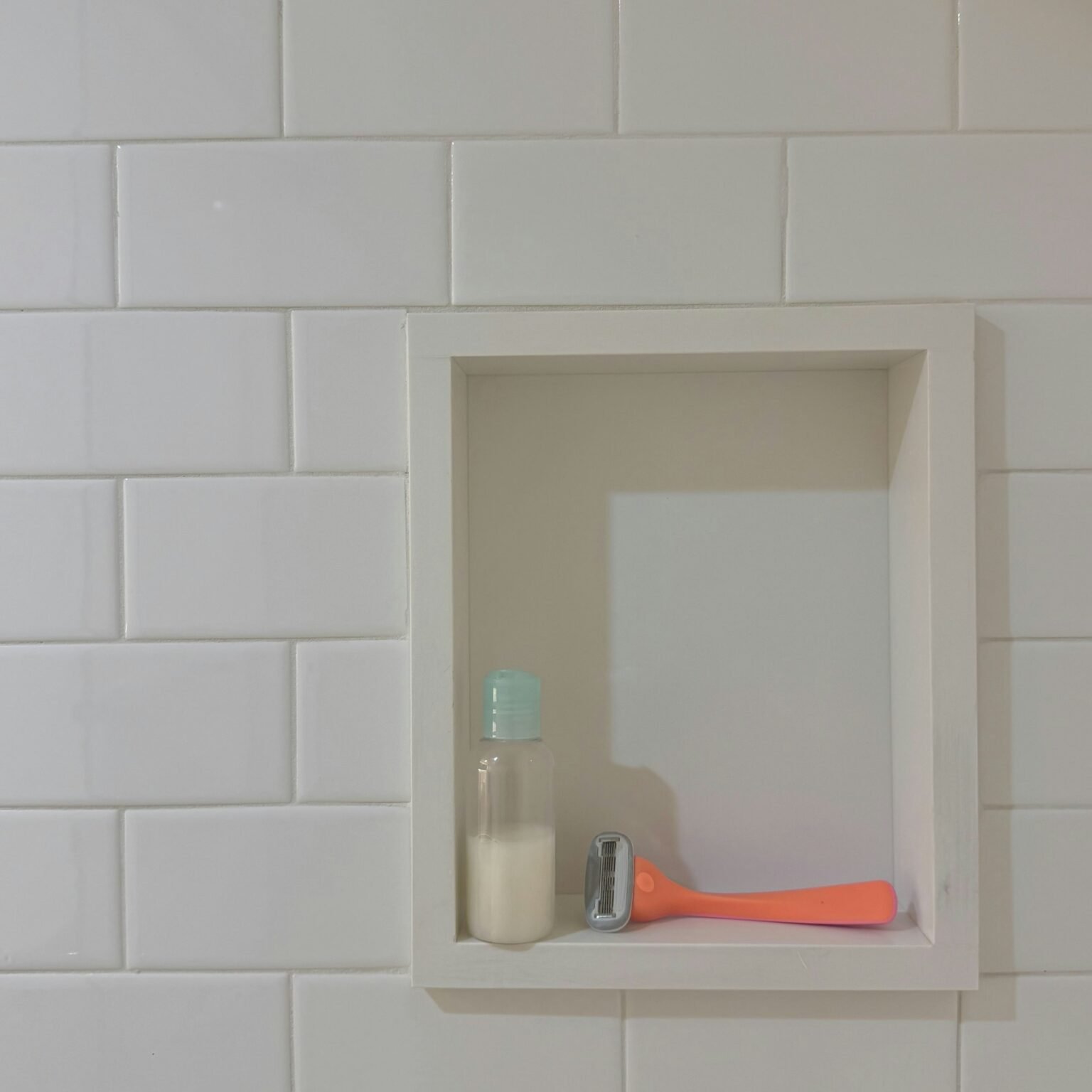 Stainless steel shower caddy idea for a bright bathroom