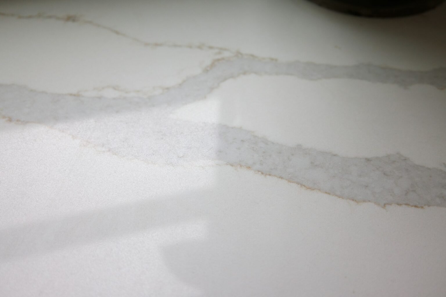 Countertop replacement cost – White countertop with soft veining