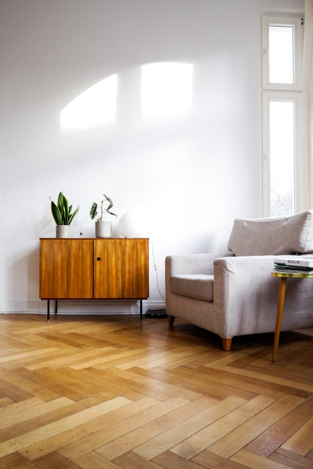 Flooring installation cost – Living room with a wood floor