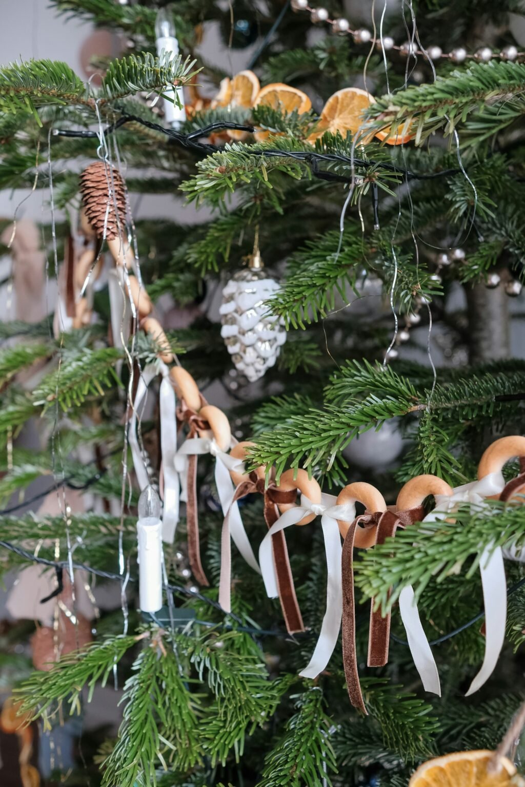 Christmas tree garland ideas – Christmas tree decorated with dried oranges