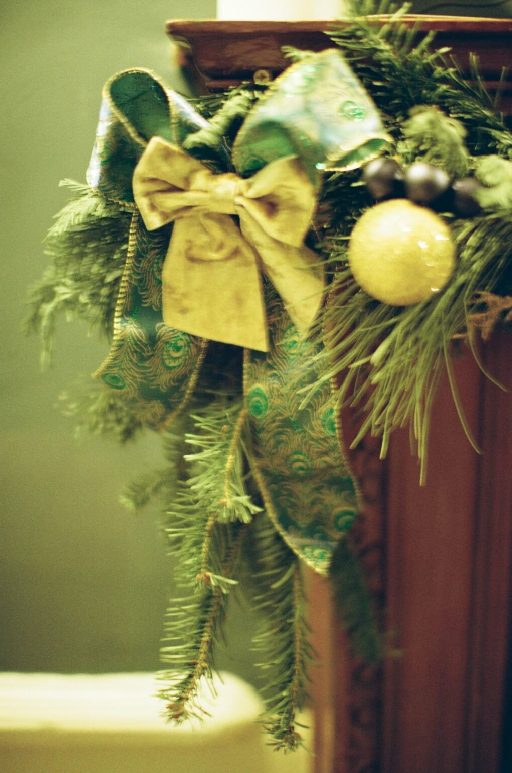Christmas mantel decor – Christmas garland with a gold bow and ornaments