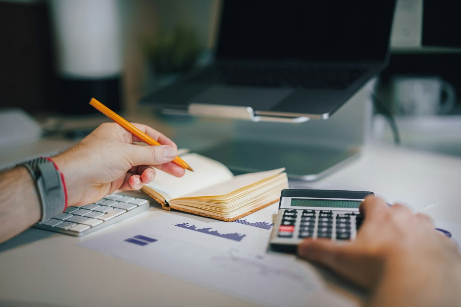 How much rent can i afford – Person at a desk with a calculator and notebook
