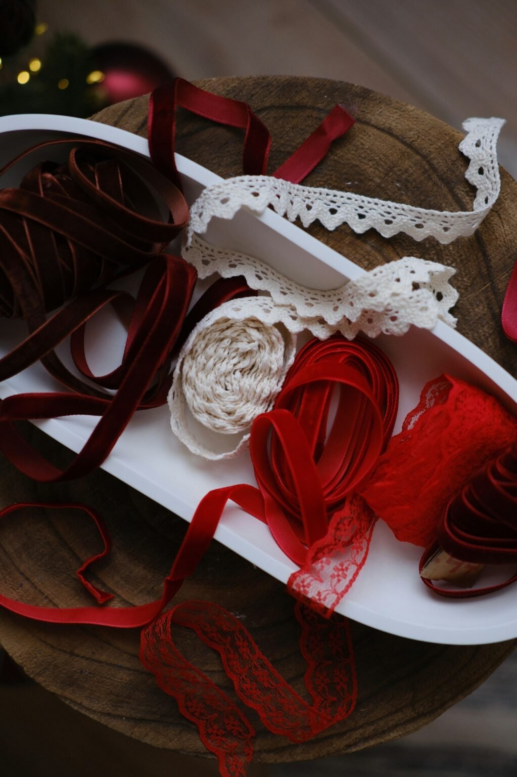 How to put ribbon on a Christmas tree – Red and white ribbons and twine