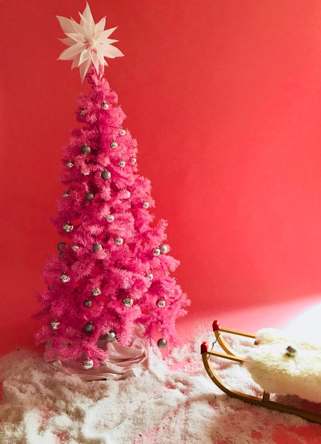 Red Christmas tree decorations