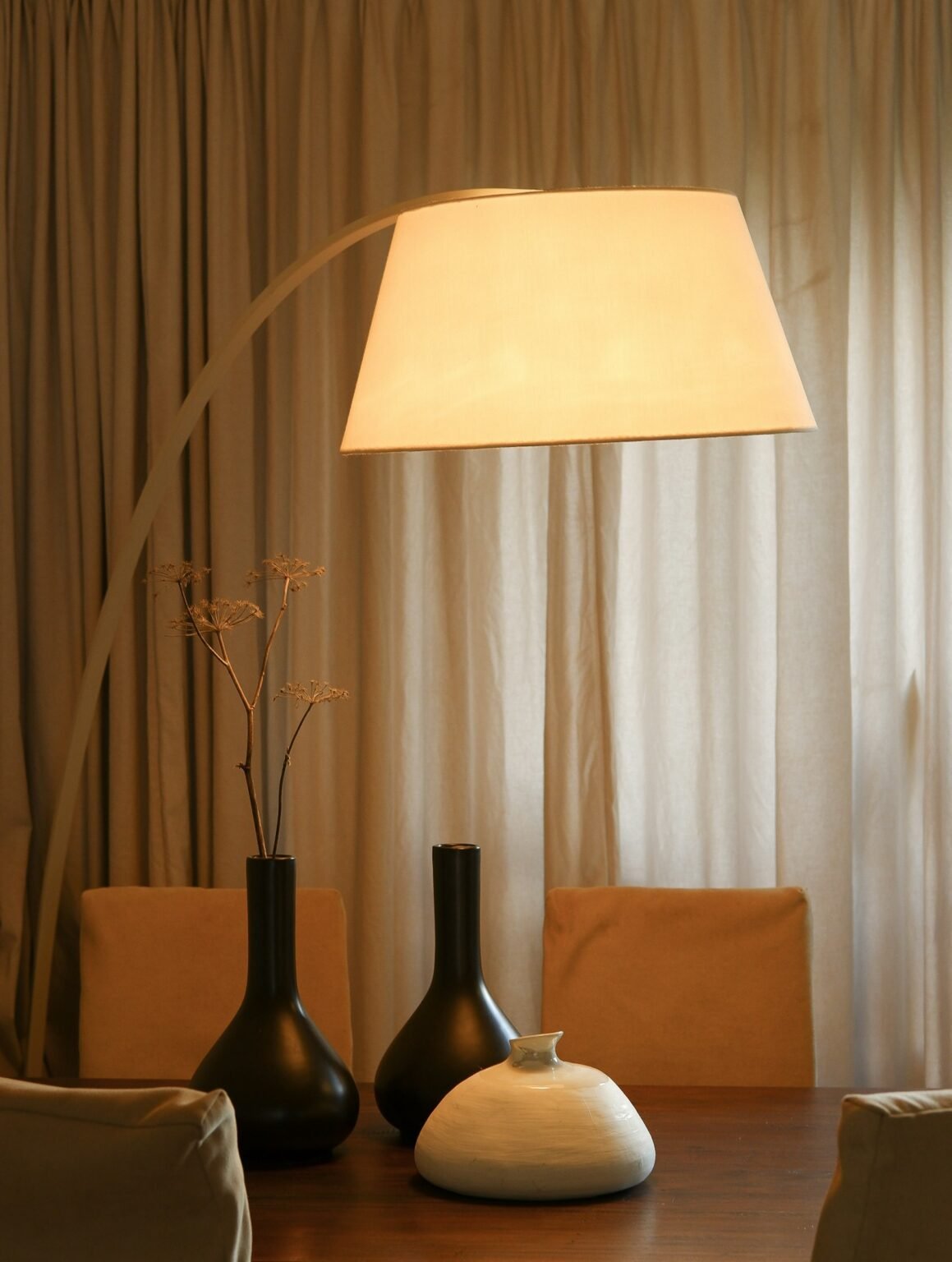 Table with two vases and a lamp