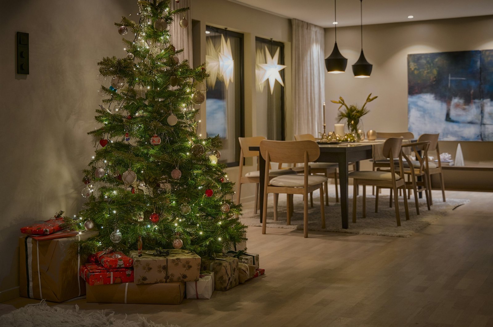 Decorated Christmas tree in a cozy living room