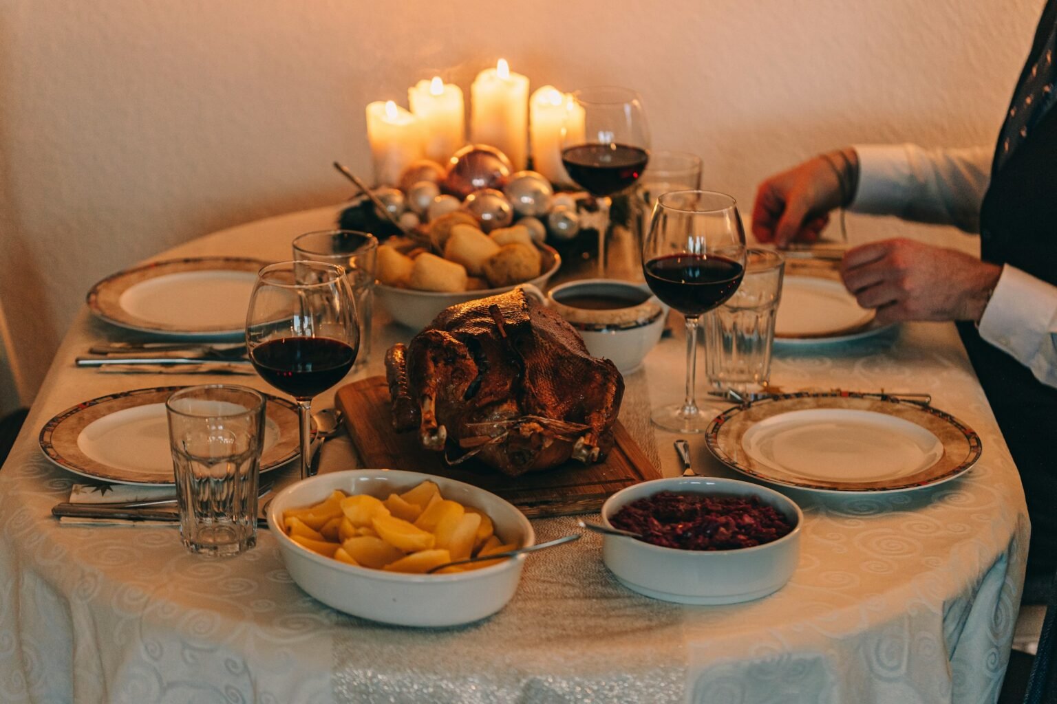 Thanksgiving dinner cost: a table with turkey, sides and drinks