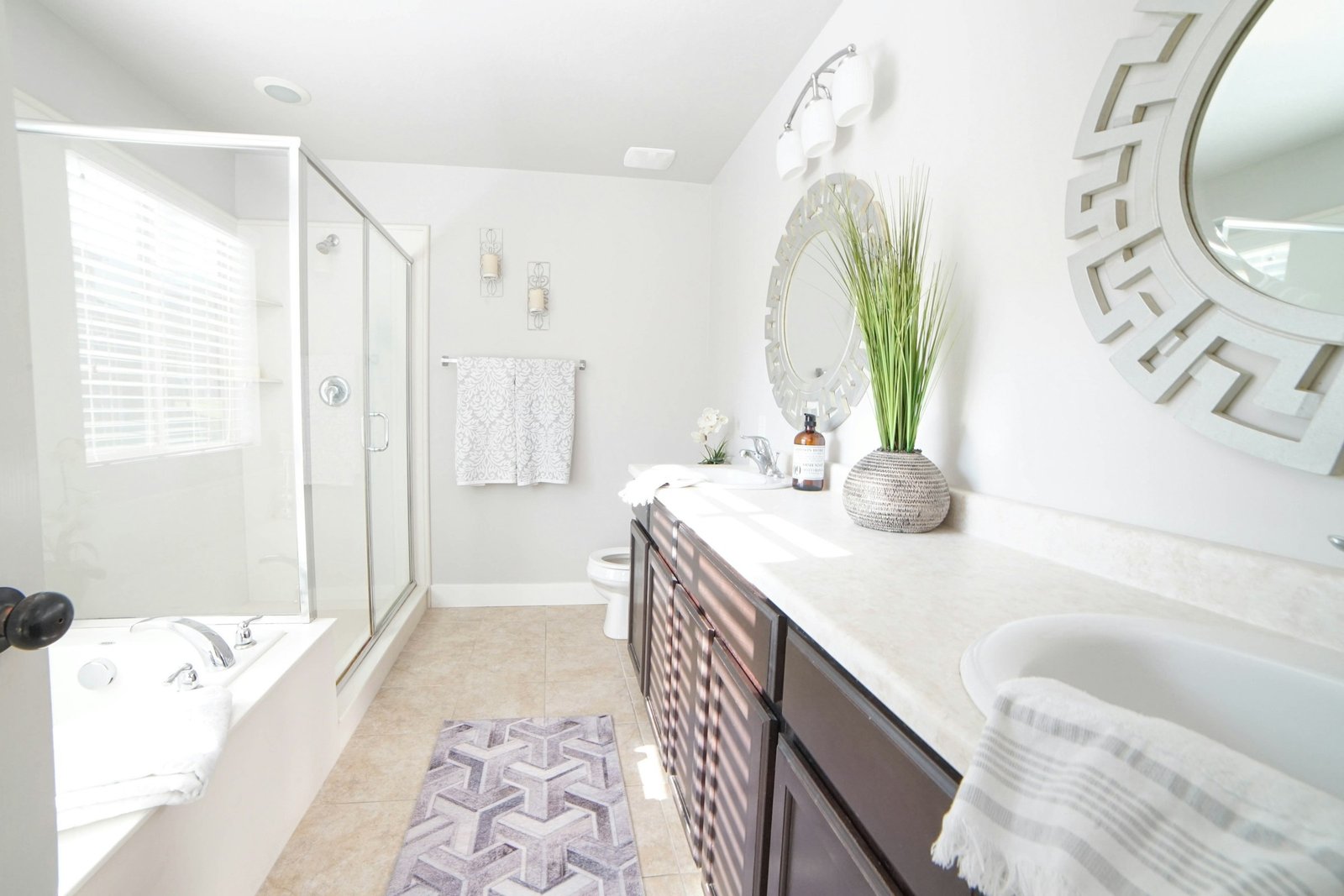 Waffle bath mat style: a bright bathroom with a sink, mirror and bathtub