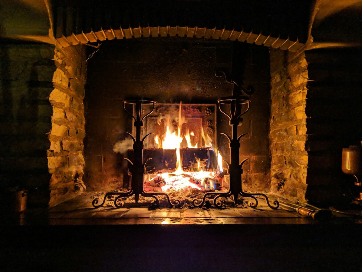 WoodWick Fireside candle mood: a warm fire glowing in a fireplace