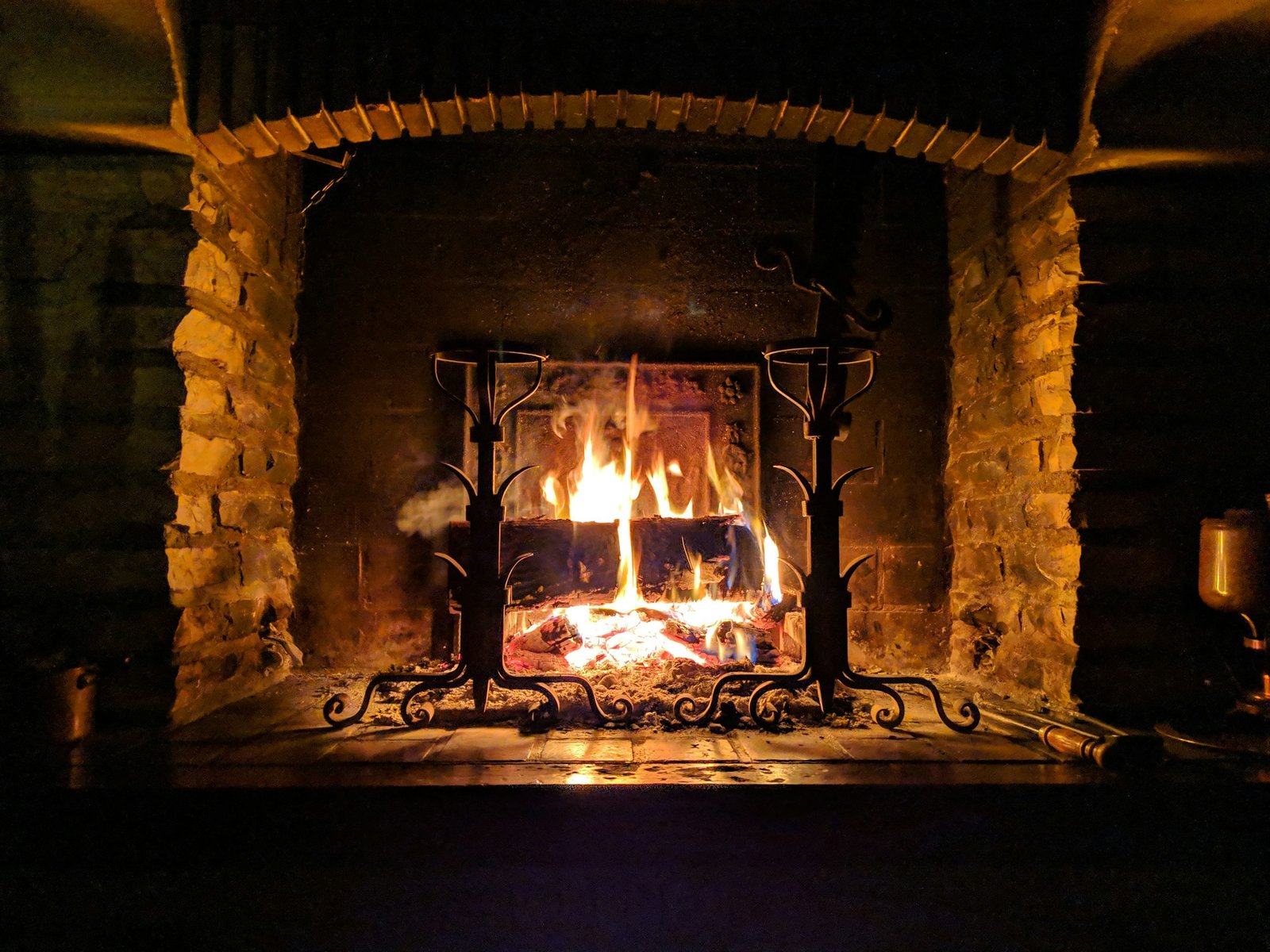WoodWick Fireside candle mood: a warm fire glowing in a fireplace